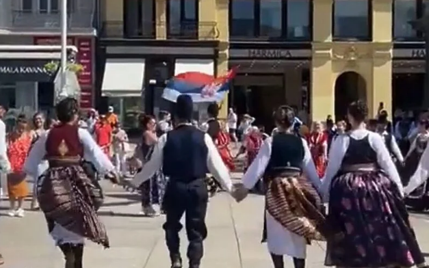 Smotra folklora u Zagrebu: Na Trgu bana Jelačića pleše se Užičko kolo i vijori srpska trobojnica