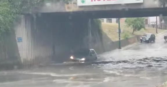 Drama u Sarajevu: Pogledajte kako se zaglavio vozač u Buča Potoku, automobil stao ispod poplavljenog podvožnjaka