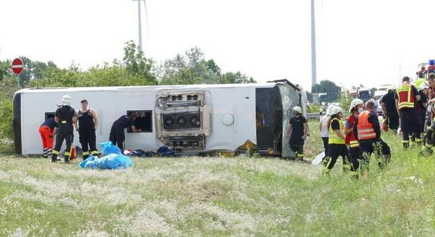 U Njemačkoj se prevrnuo autobus iz Srbije, povrijeđeno 19 osoba