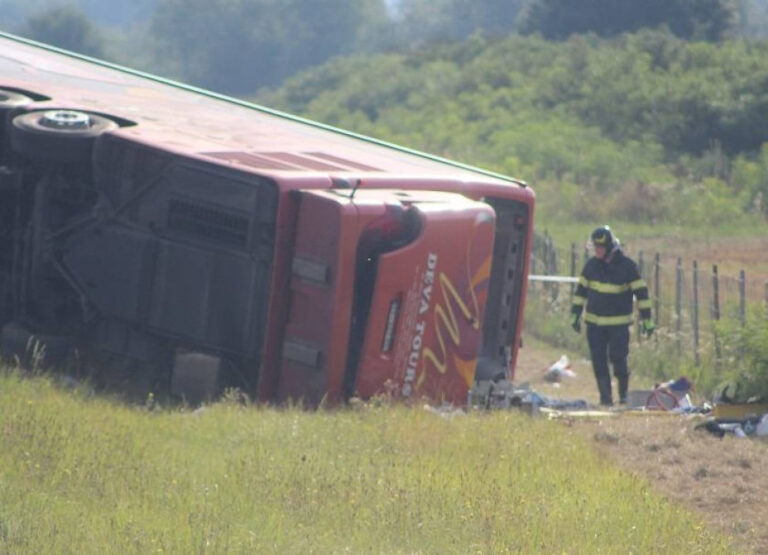 Slavonski Brod: Poginulo devet putnika i vozač, u autobusu bilo i djece