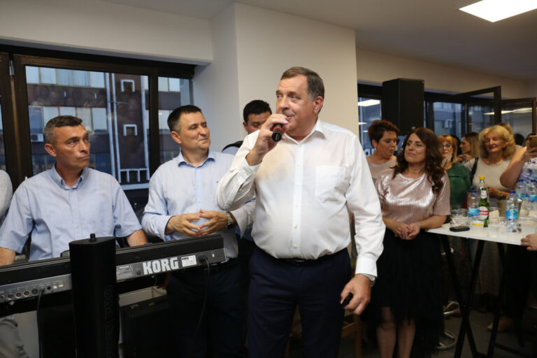 Dodik ne može bez mikrofona: Zapjevao okružen članicama SNSD-a