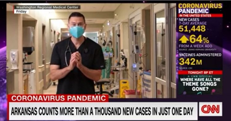 Doktor na rubu suza za CNN: Ljudi, molim vas, vakcinišite se!