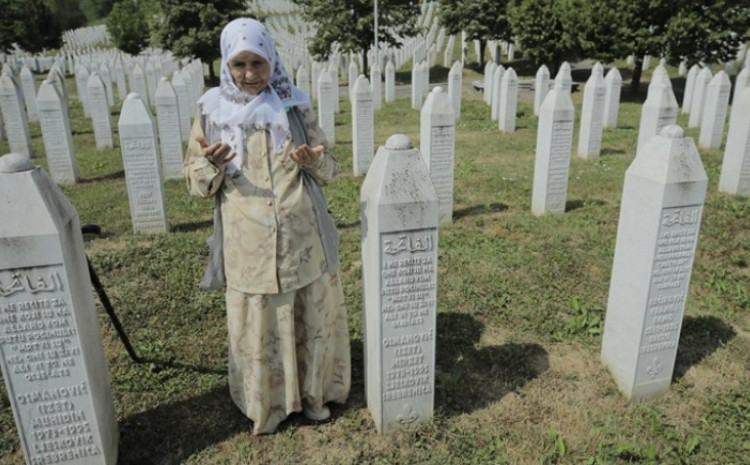 Izet i Arifa kod mezara sinova Muhidina i Mirzeta: Insan mora da živi, ne može se na silu umrijeti