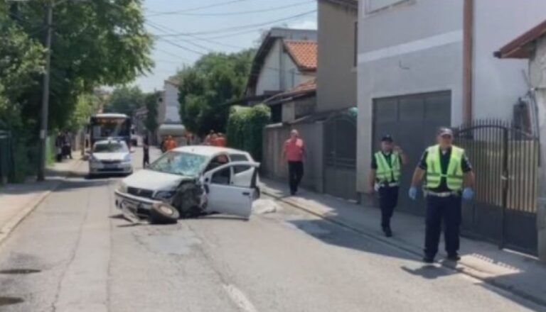 Tragedija: Umro za volanom, pa udario pješaka