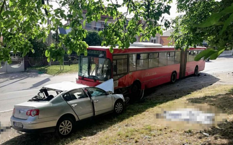 U stravičnom sudaru autobusa i Passata troje poginulo