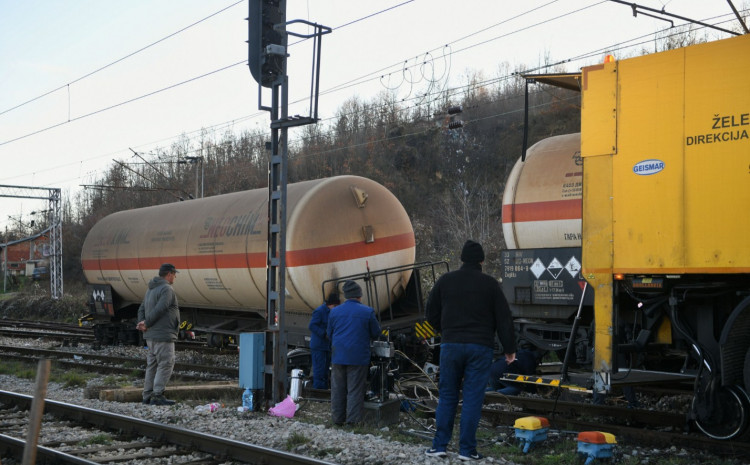 Prevrnuo se vagon sa sumpornom kiselinom