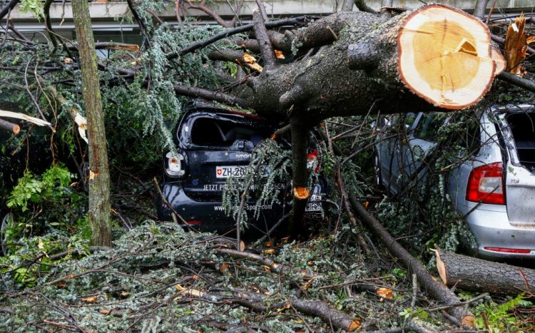 Obilne kiše poplavile ulice i uzrokovale saobraćajni kolaps u Zurichu