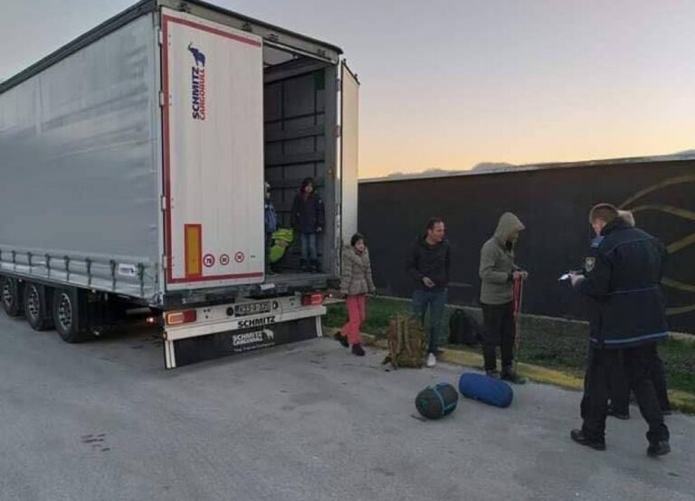 ŽEPČE: Pronađeni migranti u kamionu