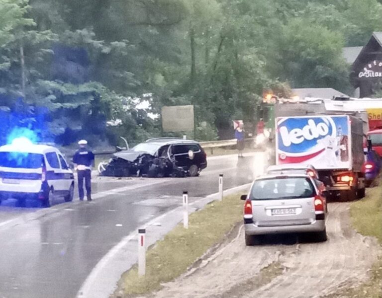 LAŠVA KOD ZENICE: Sudar kamiona i automobila na putu M-5 (FOTO)