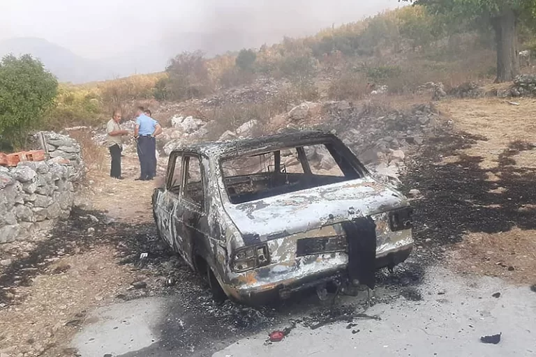 Zapalio vlastitu kuću, štalu i vozilo pa napao vatrogasce jer su gasili vatru