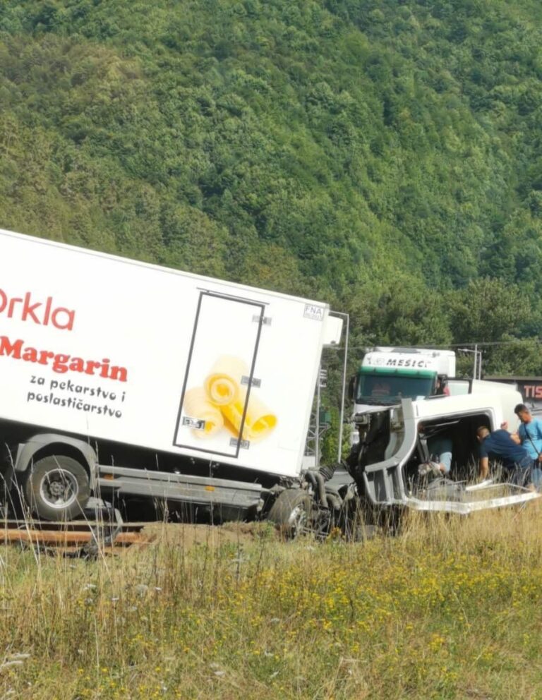 TRAGEDIJA KOD ŽEPČA: U stravičnoj nesreći poginula jedna osoba (FOTO)