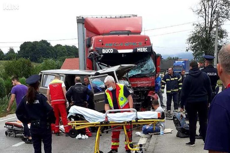 U stravičnom sudaru kamiona i kombija jedna osoba poginula