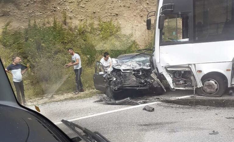 Teška saobraćajna nesreća kod Semizovca, poginule dvije osobe
