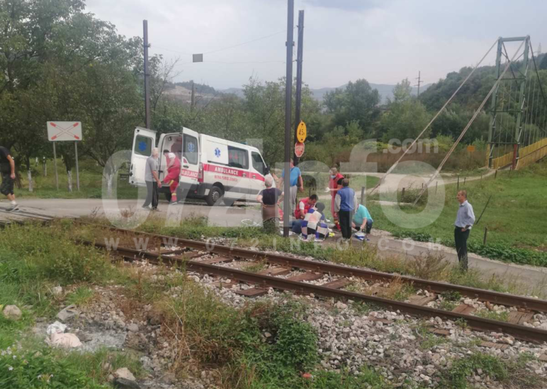 DRAMA U ZENICI: 16-godišnjakinju udario voz, prevezena u bolnicu (FOTO)