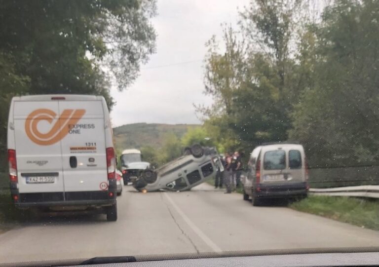 Nesreća kod Zenice, automobil završio na krovu, ima povrijeđenih