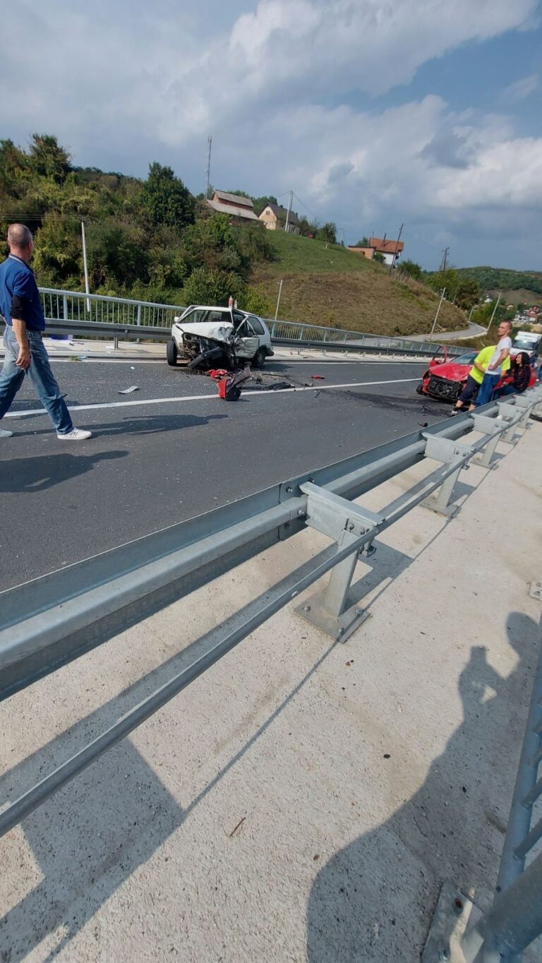 STRAVIČNA NESREĆA NA M-17: Jedna osoba poginula u direktnom sudaru dva vozila