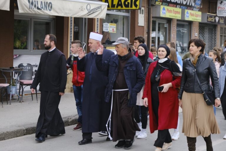 DIVAN PRIZOR: Sa građanima prošetali imami, fratar i svećenik, obišli vjerske objekte