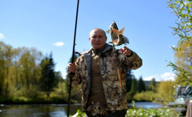 Nešto drugačiji imidž: Kremlj objavio Putinove fotografije sa pecanja u Sibiru