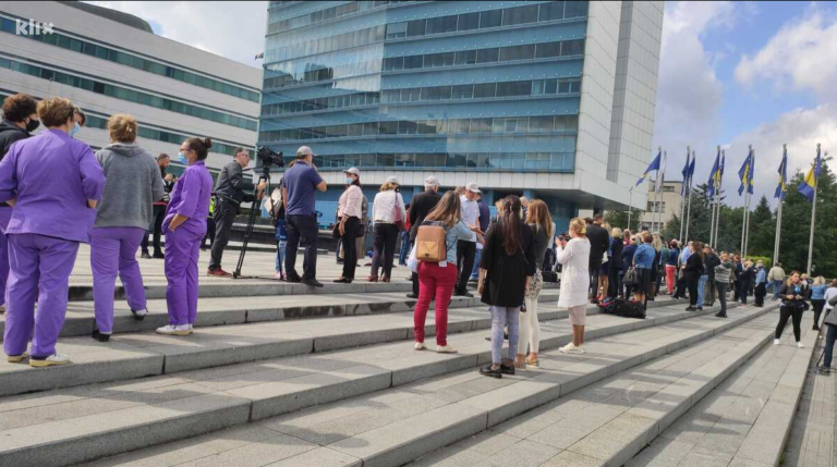 Državni službenici održali proteste ispred Parlamenta BiH: Naše plate već 10 godina nisu povećane