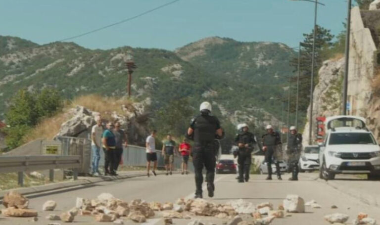Crna Gora: Policija skinula uniforme. Prelaze kod građana