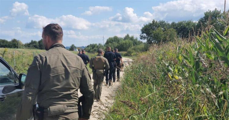 Filmska potjera u bh. susjedstvu: Pokušali pregaziti policajce, oni im pucali u gume