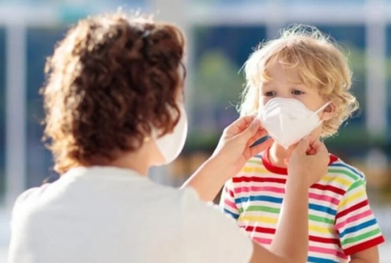 Znate li prepoznati koronavirus kod djece? Ako primjetite ovo odmah idite na testiranje: Ovo su rijetki, a ovo česti simptomi zaraze