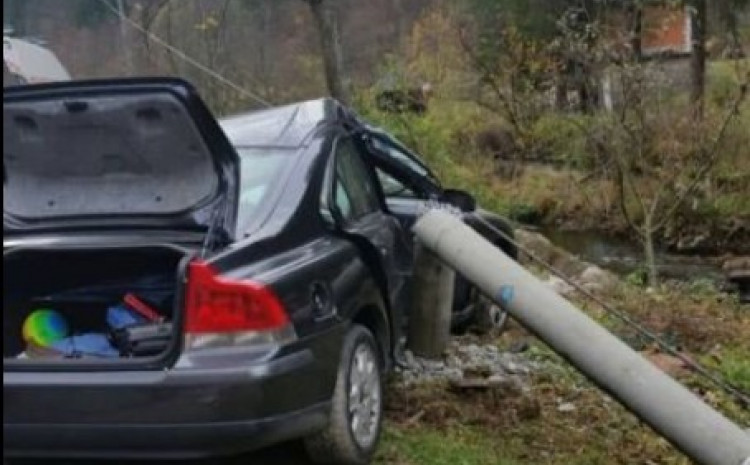 Mladić zadobio povrede opasne po žovot: Autom udario u stablo i betonski stub