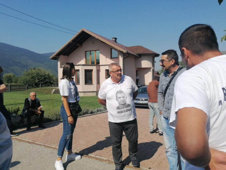 Počelo okupljanje ispred kuće Muriza Memića