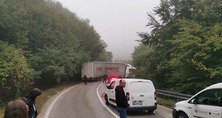 Kamion sletio s ceste i popriječio put, saobraćaj potpuno obustavljen