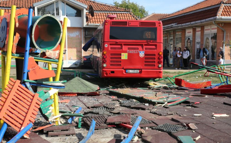 Vozač koji je autobusom uletio u dječiji park ima 72 godine, nerijetko se radi i po 16 sati