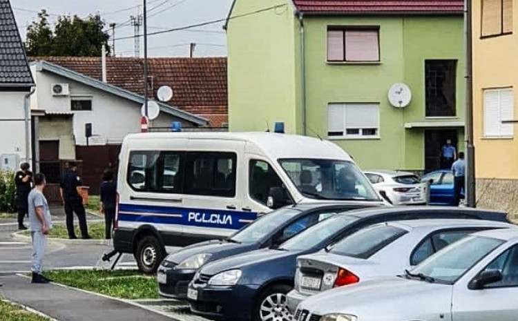 Razbio auto, pobjegao u stan, bacao namještaj na policiju: “Imam bombu”