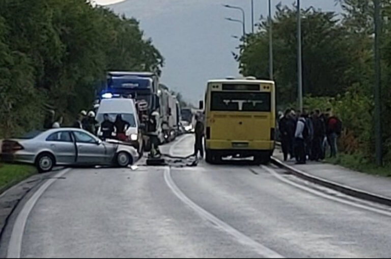 Teška nesreća na M-17: Sudarili se autobus i automobil