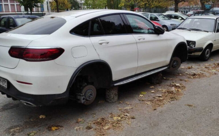 Na Grbavici skinuli točkove sa Mercedesa, vozilo ostavili na panjevima