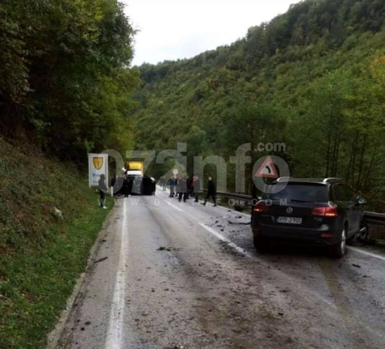 TEŠKA NESREĆA KOD VITEZA: Od siline udara jedno vozilo na krovu (FOTO)