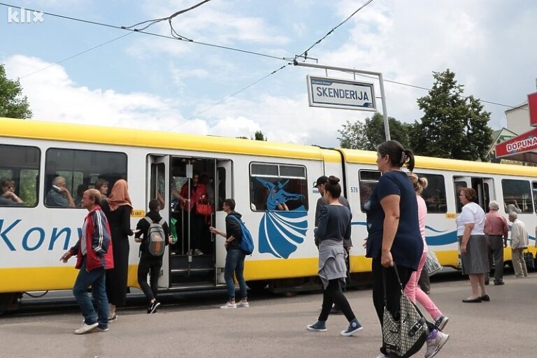 Žena se porodila na tramvajskoj stanici kod Katedrale u Sarajevu