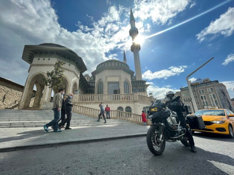 Kurra hafiz i “bajker”: Kada dođem motorom do džamije džematlije ne vjeruju da je došao imam