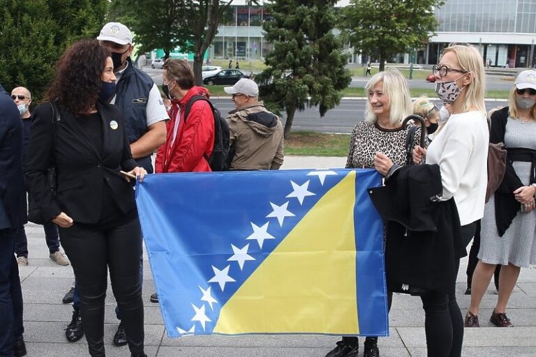 Državni službenici protestuju danas ispred Parlamenta i traže povećanje plate