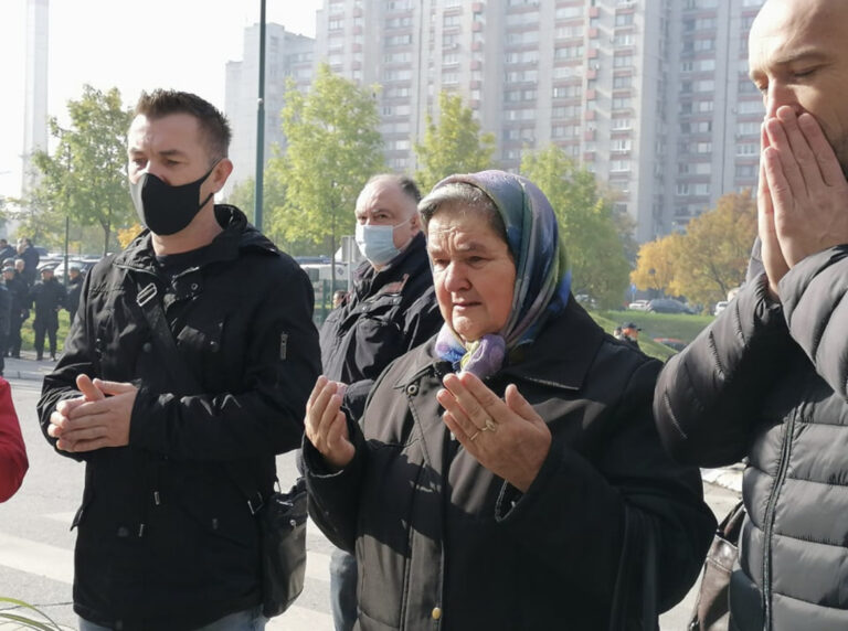 Tužne scene na mjestu stradanja sarajevskih policajaca: Majka Adisa Šehovića pustila suze