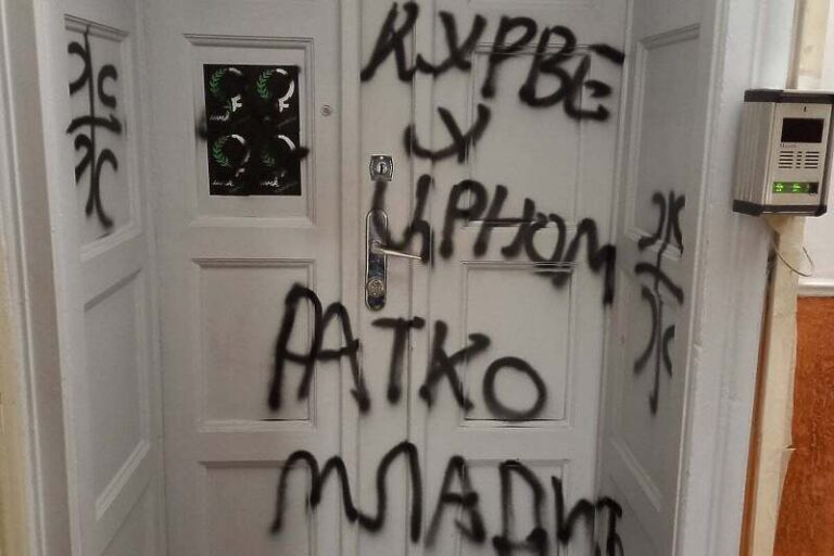 Uvredljivi grafiti i podrška Ratku Mladiću ispisani na vratima pokreta “Žene u crnom”