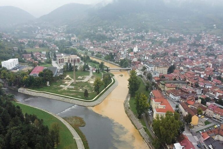 Nimalo lijepi prizori na ušću rijeke Fojnice u Bosnu u centru Visokog