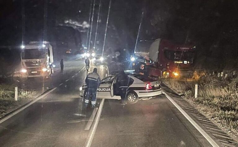 Težak sudar kamiona i automobila na M-17 poginula jedna osoba, dvije povrijeđene