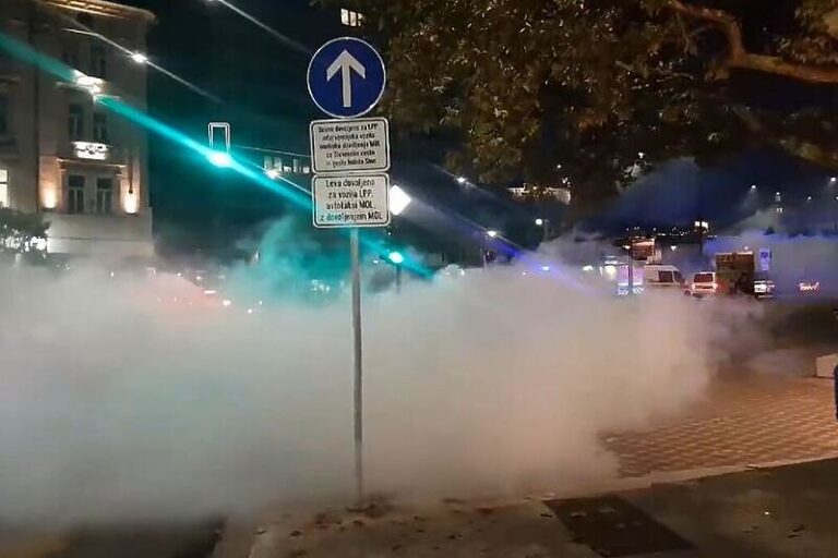 Demonstranti u Ljubljani ne odustaju od sukoba s policijom, suzavci se šire gradom