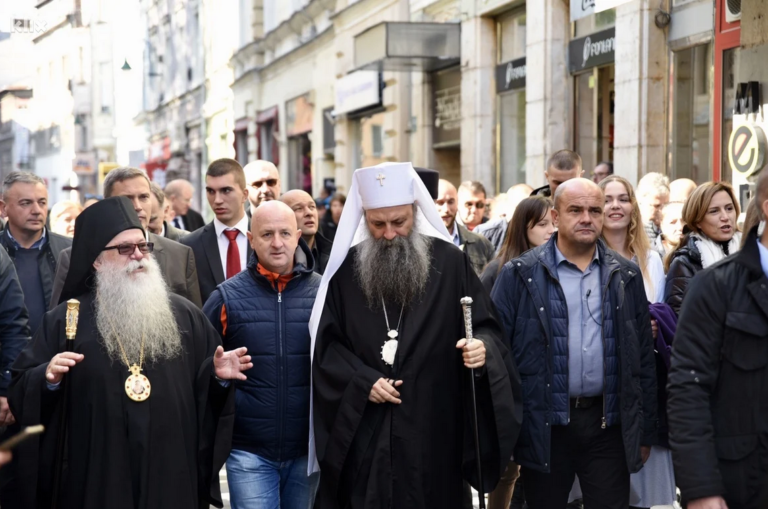 Patrijarh Porfirije i episkopi prošetali centrom Sarajeva