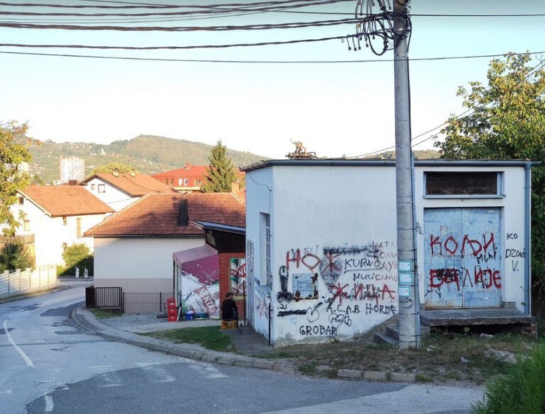 U dobojskom naselju Orašje ispisani uvredljivi grafiti “Nož, žica” i “Kolji balije”