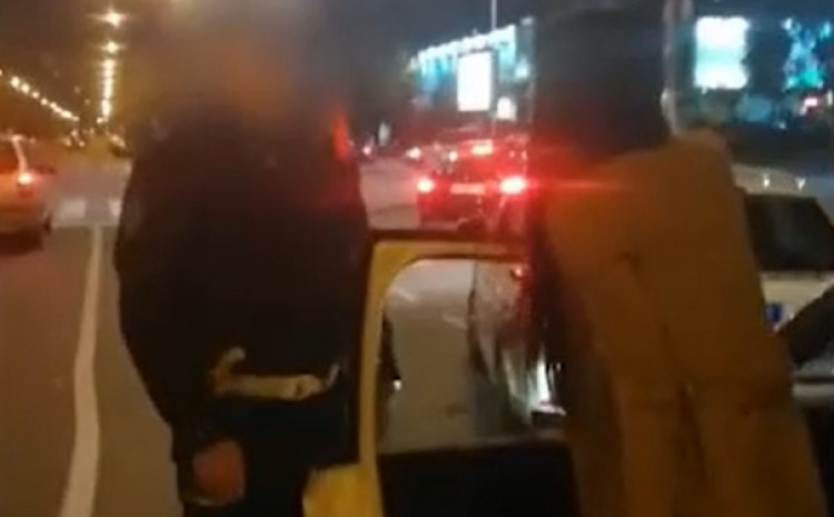 Djevojka urlala na policajca da joj vrati telefon (VIDEO)