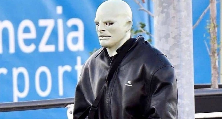 Poznati muzičar pojavio se u javnosti sa bizarnom maskom na licu