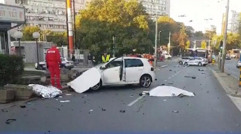 Stravična saobraćajna nesreća: Dijelovi automobila rasuti po cesti, dvoje poginulo