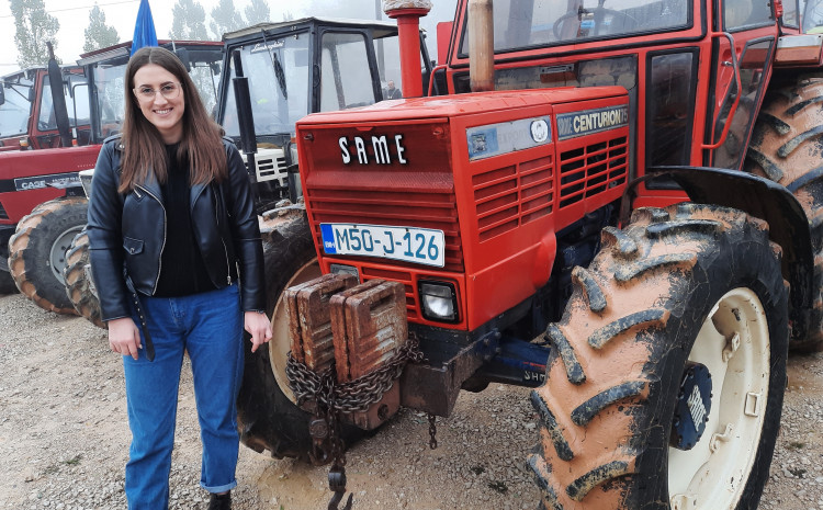 Ovo se rijetko viđa: Studentica Enida Halilović s lakoćom vozi veliki traktor i pomaže ocu u poljoprivrednim poslovima