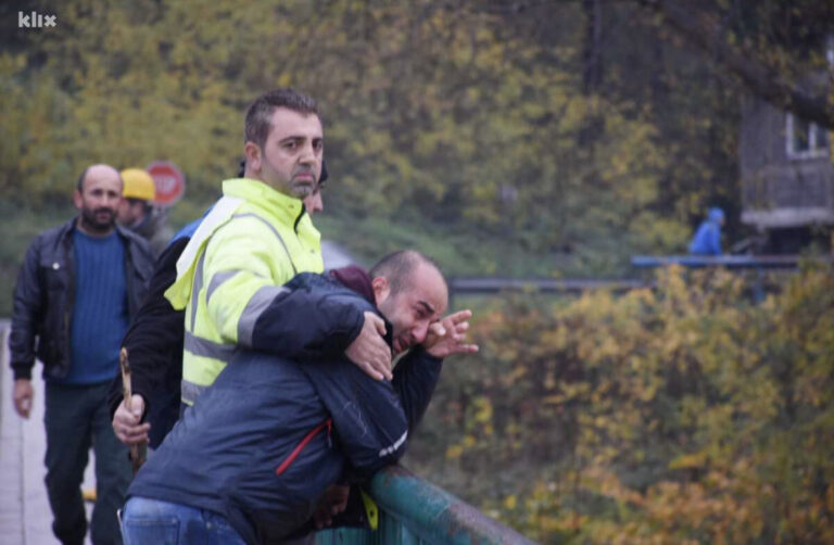 POTRESNE SCENE U TOPČIĆ POLJU: Kolege uplakane i u šoku traže radnike (FOTO)