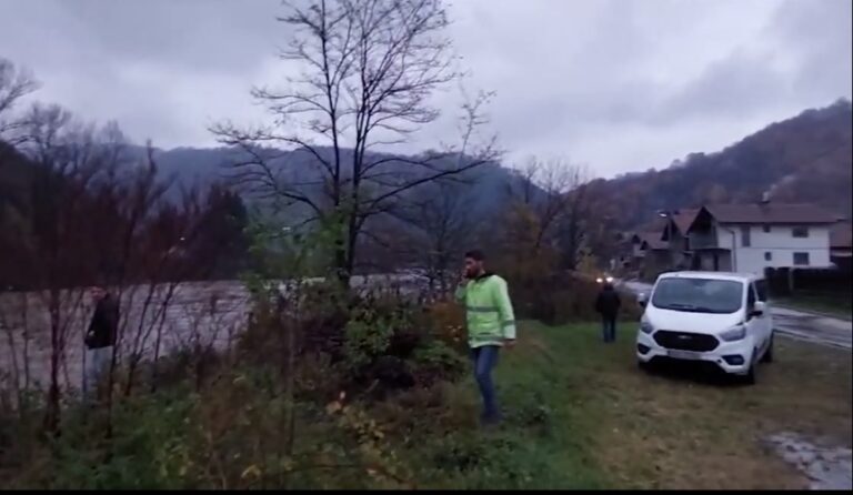 Drama: Radnici očajnički traže svoje kolege koji su pali u rijeku Bosnu (VIDEO)